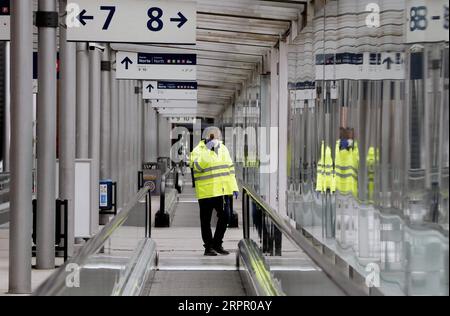 200324 -- MADRID, 24 marzo 2020 Xinhua -- Un operatore sanitario è visto al centro espositivo IFEMA di Madrid, in Spagna, 23 marzo 2020. Domenica hanno visto i primi pazienti arrivare all'ospedale da campo allestito presso il centro fieristico IFEMA di Madrid dai membri dell'unità di pronto intervento militare spagnolo. L'ospedale da campo alla fine avrà spazio per 5.500 posti letto e anche un'unità di terapia intensiva. SPAGNA FUORI. AMERICA LATINA FUORI. EFE/Handout via Xinhua SPAIN-MADRID-COVID-19-FIELD HOSPITAL PUBLICATIONxNOTxINxCHN Foto Stock