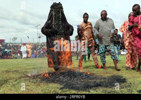 Danafojura, la più antica mascherina del regno di Oyo, si esibisce all'interno di un incendio al World Sango Festival, un festival annuale che si tiene tra il popolo Yoruba in onore di Sango, una divinità del tuono e del fuoco che era un guerriero e il terzo re dell'Impero Oyo dopo essere succeduto ad Ajaka suo fratello maggiore. Il festival ospita visitatori da tutto il paese e seguaci da paesi stranieri. Stato di Oyo, Lagos, Nigeria. Foto Stock