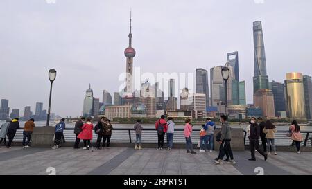 200324 -- SHANGHAI, 24 marzo 2020 -- i turisti sono visti al Bund di Shanghai, Cina orientale, 24 marzo 2020. Shanghai ha annunciato il declassamento della sua risposta di emergenza alla nuova epidemia di coronavirus dal livello i al livello II a partire da martedì. Foto di /Xinhua CHINA-SHANGHAI-COVID-19-EMERGENCY RESPONSE-DOWNGRADE CN WangxXiang PUBLICATIONxNOTxINxCHN Foto Stock