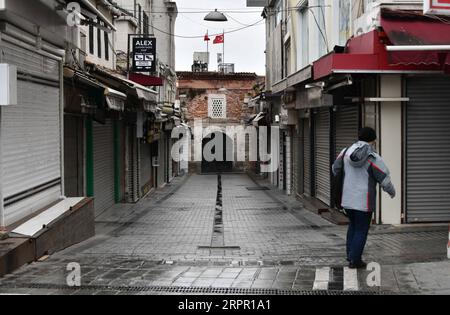 200324 -- ISTANBUL, 24 marzo 2020 -- Un uomo cammina davanti a negozi chiusi al Grand Bazaar di Istanbul, Turchia, 24 marzo 2020. Il bazar è stato chiuso da lunedì, come parte degli sforzi per frenare la diffusione della COVID-19. Il bilancio delle morti per infezione da COVID-19 in Turchia è salito a 37 dopo che altri sette morti sono stati aggiunti lunedì, ha detto il ministro della salute turco Fahrettin Koca. Il numero totale di casi confermati di COVID-19 in Turchia è salito a 1.529, secondo il ministro. TURCHIA-ISTANBUL-COVID-19-MEASURES XuxSuhui PUBLICATIONxNOTxINxCHN Foto Stock