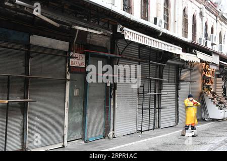 200324 -- ISTANBUL, 24 marzo 2020 -- Un lavoro di pulizia al chiuso Istanbul Grand Bazaar a Istanbul, Turchia, 24 marzo 2020. Il bazar è stato chiuso da lunedì, come parte degli sforzi per frenare la diffusione della COVID-19. Il bilancio delle morti per infezione da COVID-19 in Turchia è salito a 37 dopo che altri sette morti sono stati aggiunti lunedì, ha detto il ministro della salute turco Fahrettin Koca. Il numero totale di casi confermati di COVID-19 in Turchia è salito a 1.529, secondo il ministro. TURCHIA-ISTANBUL-COVID-19-MEASURES XuxSuhui PUBLICATIONxNOTxINxCHN Foto Stock