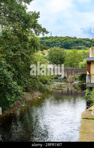 L'Hebden Old Packhorse Bridge nella città di Hebden Bridge, West Yorkshire, che si dice sia stato costruito intorno al 1510. Girato dal ponte di St Georges Street. Foto Stock