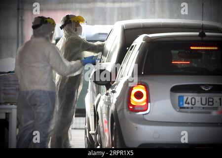 200325 -- LISBONA, 25 marzo 2020 -- i lavoratori medici lavorano in un centro di screening drive-through COVID-19 a Lisbona, Portogallo, il 24 marzo 2020. La COVID-19, causata dal nuovo coronavirus, ha infettato 2.362 persone e ucciso 33 in Portogallo, secondo le ultime autorità sanitarie. Foto di /Xinhua PORTUGAL-LISBON-DRIVE THROUGH-SCREENING CENTRE PedroxFiuza PUBLICATIONxNOTxINxCHN Foto Stock