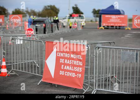 200325 -- LISBONA, 25 marzo 2020 -- foto scattata il 24 marzo 2020 mostra un centro di screening drive-through COVID-19 a Lisbona, Portogallo. La COVID-19, causata dal nuovo coronavirus, ha infettato 2.362 persone e ucciso 33 in Portogallo, secondo le ultime autorità sanitarie. Foto di /Xinhua PORTUGAL-LISBON-DRIVE THROUGH-SCREENING CENTRE PedroxFiuza PUBLICATIONxNOTxINxCHN Foto Stock