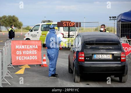 200325 -- LISBONA, 25 marzo 2020 -- Un medico lavora in un centro di screening drive-through COVID-19 a Lisbona, Portogallo, il 24 marzo 2020. La COVID-19, causata dal nuovo coronavirus, ha infettato 2.362 persone e ucciso 33 in Portogallo, secondo le ultime autorità sanitarie. Foto di /Xinhua PORTUGAL-LISBON-DRIVE THROUGH-SCREENING CENTRE PedroxFiuza PUBLICATIONxNOTxINxCHN Foto Stock