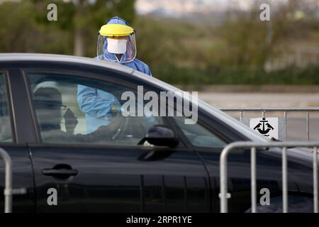 200325 -- LISBONA, 25 marzo 2020 -- Un medico lavora in un centro di screening drive-through COVID-19 a Lisbona, Portogallo, il 24 marzo 2020. La COVID-19, causata dal nuovo coronavirus, ha infettato 2.362 persone e ucciso 33 in Portogallo, secondo le ultime autorità sanitarie. Foto di /Xinhua PORTUGAL-LISBON-DRIVE THROUGH-SCREENING CENTRE PedroxFiuza PUBLICATIONxNOTxINxCHN Foto Stock