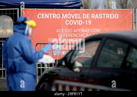 200325 -- LISBONA, 25 marzo 2020 -- Un medico lavora in un centro di screening drive-through COVID-19 a Lisbona, Portogallo, il 24 marzo 2020. La COVID-19, causata dal nuovo coronavirus, ha infettato 2.362 persone e ucciso 33 in Portogallo, secondo le ultime autorità sanitarie. Foto di /Xinhua PORTUGAL-LISBON-DRIVE THROUGH-SCREENING CENTRE PedroxFiuza PUBLICATIONxNOTxINxCHN Foto Stock