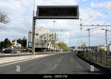 200325 -- LISBONA, 25 marzo 2020 -- Un segnale di prevenzione del coronavirus viene visualizzato su uno schermo in una strada a Lisbona, Portogallo, il 24 marzo 2020. La COVID-19, causata dal nuovo coronavirus, ha infettato 2.362 persone e ucciso 33 in Portogallo, secondo le ultime autorità sanitarie. Foto di /Xinhua PORTUGAL-LISBON-COVID-19 PedroxFiuza PUBLICATIONxNOTxINxCHN Foto Stock