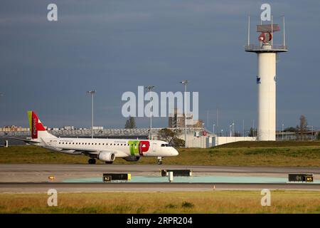 200325 -- LISBONA, 25 marzo 2020 -- un aereo di TAP Air Portugal siede sull'aeroporto Humberto Delgado in mezzo alla diffusione della COVID-19, a Lisbona, in Portogallo, il 24 marzo 2020. La COVID-19, causata dal nuovo coronavirus, ha infettato 2.362 persone e ucciso 33 in Portogallo, secondo le ultime autorità sanitarie. Foto di /Xinhua PORTUGAL-LISBON-COVID-19 PedroxFiuza PUBLICATIONxNOTxINxCHN Foto Stock