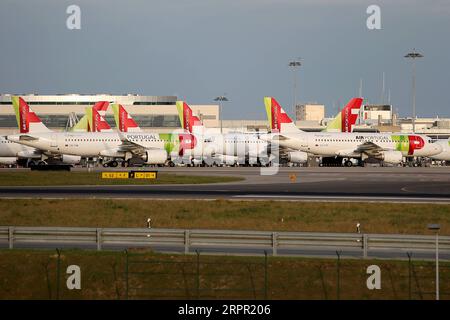 200325 -- LISBONA, 25 marzo 2020 -- gli aeromobili di TAP Air Portugal si trovano sull'aeroporto Humberto Delgado in mezzo alla diffusione della COVID-19, a Lisbona, in Portogallo, il 24 marzo 2020. La COVID-19, causata dal nuovo coronavirus, ha infettato 2.362 persone e ucciso 33 in Portogallo, secondo le ultime autorità sanitarie. Foto di /Xinhua PORTUGAL-LISBON-COVID-19 PedroxFiuza PUBLICATIONxNOTxINxCHN Foto Stock