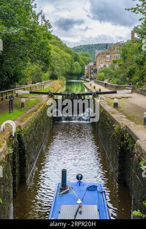 Porte chiuse di Hebden Bridge sul canale di Rochdale. Qui il fiume Calder si unisce al canale di Rochdale. Chiatte e piccole imbarcazioni utilizzano questo tratto d'acqua. Foto Stock
