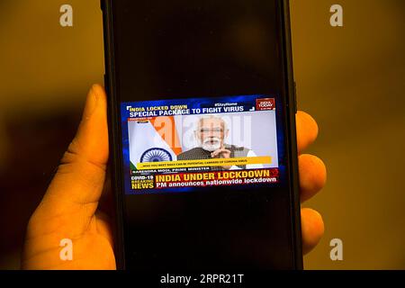 200325 -- PECHINO, 25 marzo 2020 -- foto scattata il 24 marzo 2020 mostra il primo ministro indiano Narendra modi che si rivolge alle persone in televisione a nuova Delhi, in India. Nel tentativo di combattere la pandemia di COVID-19, martedì il primo ministro indiano Narendra modi ha annunciato un confinamento a livello nazionale per 21 giorni, a partire da martedì alle ore 2400. XINHUA FOTO DEL GIORNO JavedxDar PUBLICATIONxNOTxINxCHN Foto Stock