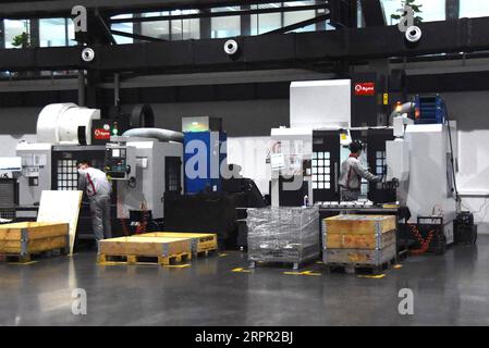 200325 -- PECHINO, 25 marzo 2020 -- i lavoratori gestiscono l'impianto di produzione in una fabbrica di Grenzebach nella contea di Jiashan della città di Jiaxing, nella provincia di Zhejiang della Cina orientale, 17 marzo 2020. PER ANDARE AI TITOLI DI XINHUA DEL 25 MARZO 2020. CHINA-YANGTZE DELTA-FOREIGN FIRMS CN CUIXLI PUBLICATIONXNOTXINXCHN Foto Stock