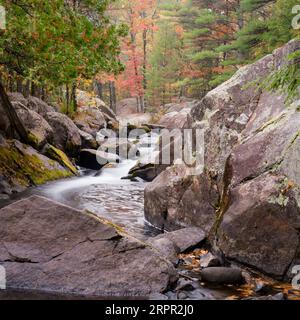 Nell'autunno dell'anno il Wisconsin settentrionale è un paradiso per viaggiatori e fotografi. I meravigliosi colori dell'autunno e le cascate sono spettacolari da vedere. Foto Stock