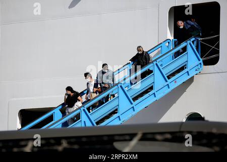 200325 -- LISBONA, 25 marzo 2020 -- i passeggeri che indossano maschere protettive sbarcano dalla nave da crociera MSC Fantasia al porto di Lisbona, Portogallo, 24 marzo 2020. Le autorità portoghesi hanno dichiarato domenica che tutti i passeggeri che sono arrivati a Lisbona a bordo di una nave da crociera dovranno sottoporsi a test di screening per la COVID-19, ha riferito Lusa News Agency. Secondo una dichiarazione del Ministero dell'Amministrazione interna mai, la nave da crociera MSC Fantasia dal Brasile è arrivata a Lisbona domenica presto con 1.338 passeggeri, di cui 27 cittadini portoghesi. Foto di /Xinhua PORTUGAL-LISBON-CRUIS Foto Stock