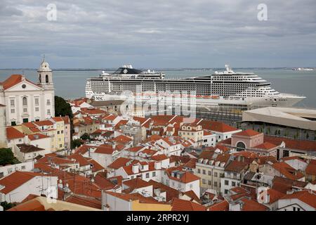 200325 -- LISBONA, 25 marzo 2020 -- la nave da crociera MSC Fantasia viene vista al porto di Lisbona, in Portogallo, il 24 marzo 2020. Le autorità portoghesi hanno dichiarato domenica che tutti i passeggeri che sono arrivati a Lisbona a bordo di una nave da crociera dovranno sottoporsi a test di screening per la COVID-19, ha riferito Lusa News Agency. Secondo una dichiarazione del Ministero dell'Amministrazione interna mai, la nave da crociera MSC Fantasia dal Brasile è arrivata a Lisbona domenica presto con 1.338 passeggeri, di cui 27 cittadini portoghesi. Foto di /Xinhua PORTOGALLO-LISBONA-NAVE DA CROCIERA-COVID-19 PedroxFiuza PUBLICATI Foto Stock
