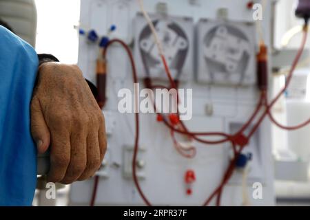 200325 -- SAADA, 25 marzo 2020 -- Una donna con insufficienza renale è sottoposta a dialisi all'ospedale al-Jumhori nella provincia di Saada, Yemen, 19 marzo 2020. ANDARE CON:feature: I pazienti renali yemeniti soffrono di mancanza di medicinali foto di Mohammed Mohammed/Xinhua YEMEN-SAADA-INSUFFICIENZA RENALE-PATIENTS nieyunpeng PUBLICATIONxNOTxINxCHN Foto Stock