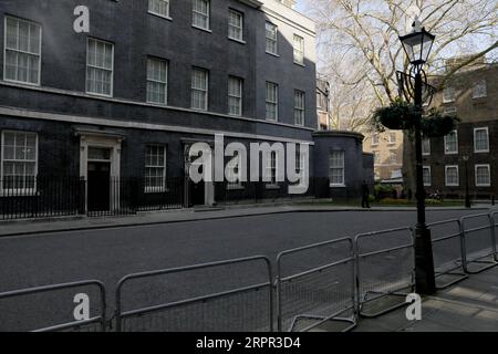 200326 -- LONDRA, 26 marzo 2020 -- foto scattata il 25 marzo 2020 mostra una Downing Street vuota a Londra, in Gran Bretagna. Un totale di 9.529 casi di COVID-19 sono stati confermati nel Regno Unito a partire da mercoledì mattina, un aumento di 1.452 rispetto alla cifra ufficiale di martedì, secondo il Dipartimento della salute e dell'assistenza sociale del Regno Unito. Foto di Tim Ireland/Xinhua BRITAIN-LONDON-COVID-19 HanxYanTimIreland PUBLICATIONxNOTxINxCHN Foto Stock