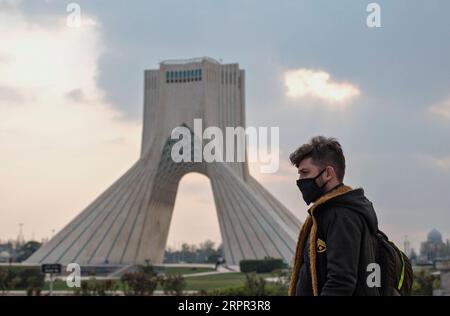 200326 -- TEHERAN, 26 marzo 2020 -- Un uomo che indossa una maschera cammina davanti alla torre Azadi a Teheran, Iran, 25 marzo 2020. Il Ministero iraniano della salute e dell'educazione medica ha riportato 143 nuovi decessi per il virus, portando il bilancio complessivo delle vittime del paese a 2.077 mercoledì. Il totale dei casi confermati è aumentato a 27.017, di cui 9.625 persone si sono riprese. Foto di /Xinhua IRAN-TEHERAN-COVID-19-AZADI TOWER AhmadxHalabisaz PUBLICATIONxNOTxINxCHN Foto Stock