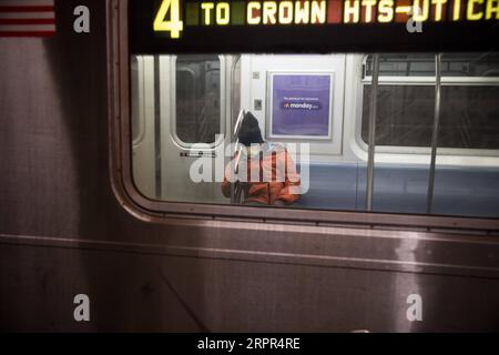 200327 -- NEW YORK, 27 marzo 2020 -- Una persona con una maschera facciale è vista in un treno della metropolitana a New York, negli Stati Uniti, 26 marzo 2020. Gli Stati Uniti hanno riportato 82.404 casi confermati di COVID-19 alle 18:00 ora orientale degli Stati Uniti di giovedì 2200 GMT, secondo il Center for Systems Science and Engineering CSSE della Johns Hopkins University. Gli Stati Uniti hanno superato la Cina per diventare il paese con la maggior parte dei casi di COVID-19 nel mondo, secondo il CSSE. Foto di Michael Nagle/Xinhua U.S.-NEW YORK-COVID-19-CASES MxIchaelNagle/Wangying PUBLICATIONxNOTxINxCHN Foto Stock