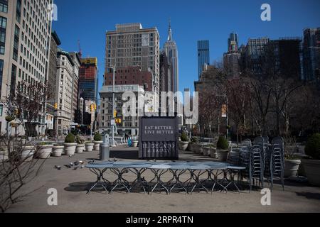 200327 -- NEW YORK, 27 marzo 2020 -- sedie e tavoli sono impilati all'esterno del Madison Square Park a New York, negli Stati Uniti, 26 marzo 2020. Gli Stati Uniti hanno riportato 82.404 casi confermati di COVID-19 alle 18:00 ora orientale degli Stati Uniti di giovedì 2200 GMT, secondo il Center for Systems Science and Engineering CSSE della Johns Hopkins University. Gli Stati Uniti hanno superato la Cina per diventare il paese con la maggior parte dei casi di COVID-19 nel mondo, secondo il CSSE. Foto di Michael Nagle/Xinhua U.S.-NEW YORK-COVID-19-CASES MxIchaelNagle/Wangying PUBLICATIONxNOTxINxCHN Foto Stock