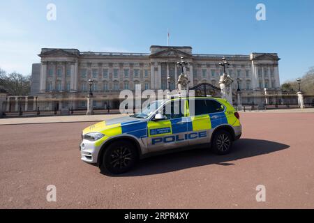 200327 -- LONDRA, 27 marzo 2020 -- Un'auto della polizia passa davanti a Buckingham Palace a Londra, in Gran Bretagna, il 26 marzo 2020. Il governo britannico ha detto giovedì che il numero di casi confermati di COVID-19 nel paese è salito a 11.658, in quanto i decessi di un solo giorno hanno superato i 100 per la prima volta dall'epidemia della malattia. Foto di Ray Tang/Xinhua BRITAIN-LONDON-COVID-19 HanxYan PUBLICATIONxNOTxINxCHN Foto Stock