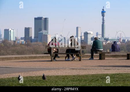 200327 -- LONDRA, 27 marzo 2020 -- la gente si riposa sulla cima di Primrose Hill a Londra, in Gran Bretagna il 26 marzo 2020. Il governo britannico ha detto giovedì che il numero di casi confermati di COVID-19 nel paese è salito a 11.658, in quanto i decessi di un solo giorno hanno superato i 100 per la prima volta dall'epidemia della malattia. BRITAIN-LONDON-COVID-19 HanxYan PUBLICATIONxNOTxINxCHN Foto Stock