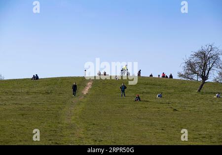 200327 -- LONDRA, 27 marzo 2020 -- la gente si riposa sulla cima di Primrose Hill a Londra, in Gran Bretagna il 26 marzo 2020. Il governo britannico ha detto giovedì che il numero di casi confermati di COVID-19 nel paese è salito a 11.658, in quanto i decessi di un solo giorno hanno superato i 100 per la prima volta dall'epidemia della malattia. BRITAIN-LONDON-COVID-19 HanxYan PUBLICATIONxNOTxINxCHN Foto Stock