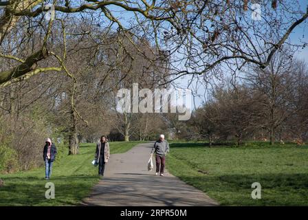 200327 -- LONDRA, 27 marzo 2020 -- foto scattata il 26 marzo 2020 mostra persone che camminano a Primrose Hill a Londra, in Gran Bretagna. Il governo britannico ha detto giovedì che il numero di casi confermati di COVID-19 nel paese è salito a 11.658, in quanto i decessi di un solo giorno hanno superato i 100 per la prima volta dall'epidemia della malattia. BRITAIN-LONDON-COVID-19 HanxYan PUBLICATIONxNOTxINxCHN Foto Stock