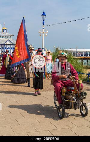 Gli Steampunks scendono a Eastbourne per l'Eastbourne Steampunk Festival con una parata lungo il lungomare a Eastbourne, East Sussex, Regno Unito a settembre Foto Stock