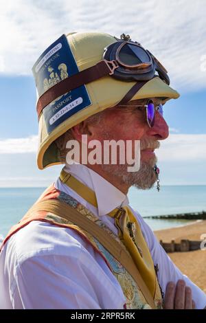 Steampunk ritratto come Steampunks discendono su Eastbourne per l'Eastbourne Steampunk Festival a Eastbourne, East Sussex, Regno Unito a settembre Foto Stock