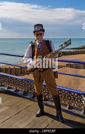 Steampunk ritratto come Steampunks discendono su Eastbourne per l'Eastbourne Steampunk Festival a Eastbourne, East Sussex, Regno Unito a settembre Foto Stock