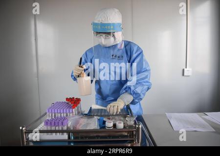 200328 -- HAIKOU, 28 marzo 2020 -- Un membro dello staff dell'Aeroporto Internazionale di Meilan ordina le cose nella sala d'esame della dogana di Haikou, provincia di Hainan nel sud della Cina, 27 marzo 2020. Negli ultimi giorni l'aeroporto internazionale di Meilan ha adottato misure rigorose, tra cui lo screening della temperatura corporea per due volte, l'ispezione medica, l'indagine epidemiologica e i test a campione, per ridurre al minimo i rischi di casi di COVID-19 importati. Foto di /Xinhua CHINA-HAINAN-HAIKOU-AIRPORT-CUSTOMS-INSPECTION-COVID-19 CN PuxXiaoxu PUBLICATIONxNOTxINxCHN Foto Stock