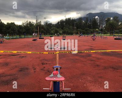 200328 -- PECHINO, 28 marzo 2020 -- attrezzature per l'esercizio fisico ad uso pubblico sono custodite in un parco a Quito, Ecuador, 15 marzo 2020. PER ANDARE AI TITOLI DI XINHUA DEL 28 MARZO 2020. Foto di Santiago Armas/Xinhua LATAM-COVID-19-CONTAINMENT HaoxYunfu PUBLICATIONxNOTxINxCHN Foto Stock