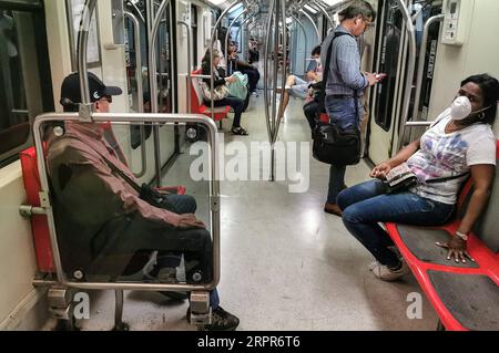 200328 -- PECHINO, 28 marzo 2020 -- i passeggeri che indossano maschere facciali sono visti in una carrozza della metropolitana a Santiago, Cile, 17 marzo 2020. PER ANDARE AI TITOLI DI XINHUA DEL 28 MARZO 2020. Foto di /Xinhua LATAM-COVID-19-CONTAINMENT JorgexVillegas PUBLICATIONxNOTxINxCHN Foto Stock