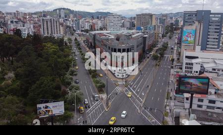 200328 -- PECHINO, 28 marzo 2020 -- la foto scattata il 15 marzo 2020 mostra alcune auto che corrono per le strade di Quito, Ecuador. PER ANDARE AI TITOLI DI XINHUA DEL 28 MARZO 2020. Foto di Santiago Armas/Xinhua LATAM-COVID-19-CONTAINMENT HaoxYunfu PUBLICATIONxNOTxINxCHN Foto Stock