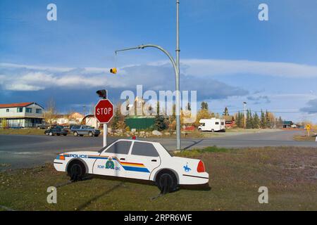 INCROCIO DI HAINES, CANADA-23 settembre: Manichino auto della polizia in un incrocio per scoraggiare la violazione del traffico, 23 settembre 2006 a Haines Junction, Yuko Foto Stock