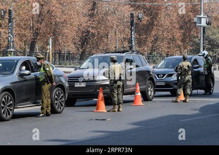 200328 -- SANTIAGO, 28 marzo 2020 Xinhua -- i documenti della polizia a Santiago, Cile, 27 marzo 2020. Il Cile ha adottato una quarantena progressiva per contribuire a controllare la diffusione della malattia nel paese, dove sono stati registrati 1.610 casi e cinque decessi. Il governo ha chiuso le frontiere e persino isolato alcune aree, ha installato cordoni sanitari e ha imposto il coprifuoco nazionale. Foto di Jorge Villegas/Xinhua CHILE-SANTIAGO-COVID-19-RESTRICTION PUBLICATIONxNOTxINxCHN Foto Stock