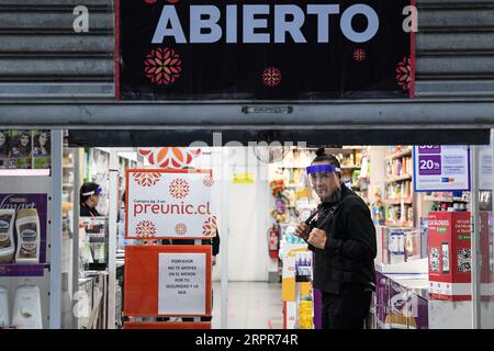 200328 -- SANTIAGO, 28 marzo 2020 Xinhua -- Un negozio conveniente rimane aperto durante la quarantena a Santiago, Cile, 27 marzo 2020. Il Cile ha adottato una quarantena progressiva per contribuire a controllare la diffusione della malattia nel paese, dove sono stati registrati 1.610 casi e cinque decessi. Il governo ha chiuso le frontiere e persino isolato alcune aree, ha installato cordoni sanitari e ha imposto il coprifuoco nazionale. Foto di Jorge Villegas/Xinhua CHILE-SANTIAGO-COVID-19-RESTRICTION PUBLICATIONxNOTxINxCHN Foto Stock