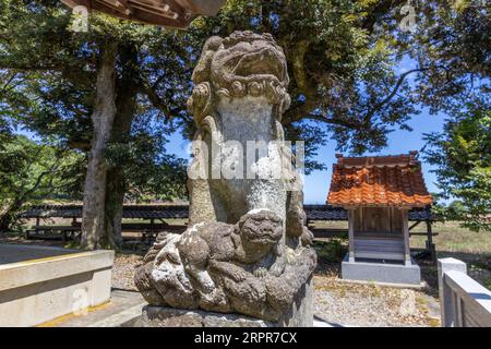 Komainu, o cane da leone (arte pubblica) al santuario di Kashima, Giappone. I komainu sono i guardiani dei santuari shintoisti e talvolta dei templi, di solito in coppie, una W. Foto Stock