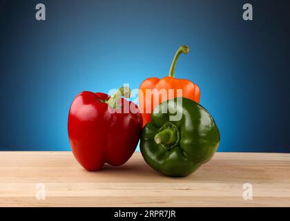 Immagine STILL Life di peperoni dolci misti su un tagliere Foto Stock