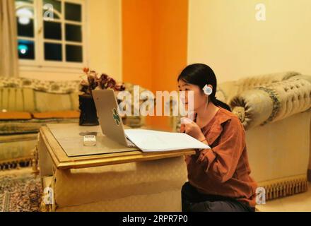 200328 -- ISMAILIA, 28 marzo 2020 -- Guo Lingyu, un insegnante cinese del Confucio Institute dell'Università del Canale di Suez, tiene lezioni online agli studenti egiziani a Ismailia, Egitto, il 22 marzo 2020. Per controllare la diffusione del nuovo coronavirus, il governo egiziano sospese temporaneamente scuole, università e tutte le classi, bloccò i voli e chiuse musei e siti archeologici a livello nazionale. PER ANDARE CON la funzione: Gli studenti egiziani imparano il cinese nelle lezioni online dopo la sospensione scolastica a causa della COVID-19 EGYPT-ISMAILIA-LEARNING CHINESE-ONLINE CLASSES Xinhua PUBLICATIONxNOTxINxCHN Foto Stock