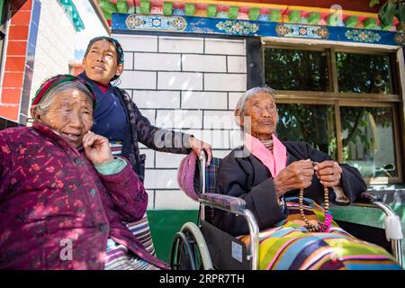 200328 -- LHASA, 28 marzo 2020 -- Sonam Drolma R, sua sorella Tsering e la figlia Tsering Dzongpa sembrano nella loro casa nel villaggio di Reguo della contea di Gyaca nello Shannan, nella regione autonoma del Tibet della Cina sud-occidentale, 24 marzo 2020. Il sabato segna il giorno dell'emancipazione dei servi. Sessantuno anni fa, più di un milione di persone, o il 90% della popolazione della regione di quel tempo, furono liberati dalla servitù feudale. Sonam Drolma è un villaggio di 109 anni nel villaggio Reguo di Shannan. Da quando è nata, ha attraversato mezzo secolo di colpi di scena e sofferenze come servitore. Come discendente Foto Stock