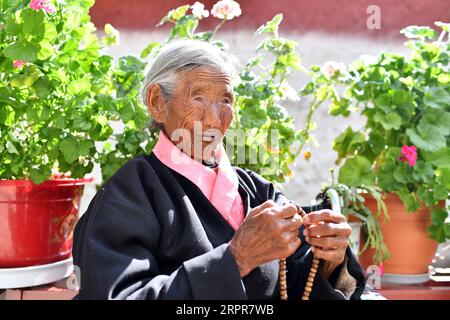 200328 -- LHASA, 28 marzo 2020 -- Sonam Drolma siede nel cortile di casa nel villaggio Reguo della contea di Gyaca nello Shannan, regione autonoma del Tibet del sud-ovest della Cina, 24 marzo 2020. Il sabato segna il giorno dell'emancipazione dei servi. Sessantuno anni fa, più di un milione di persone, o il 90% della popolazione della regione di quel tempo, furono liberati dalla servitù feudale. Sonam Drolma è un villaggio di 109 anni nel villaggio Reguo di Shannan. Da quando è nata, ha attraversato mezzo secolo di colpi di scena e sofferenze come servitore. Come discendente dei servi, Sonam Drolma iniziò a lavorare per S Foto Stock