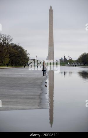 200328 -- WASHINGTON, 28 marzo 2020 Xinhua -- persone sono viste vicino al Washington Monument a Washington D.C., negli Stati Uniti, il 28 marzo 2020. Gli Stati Uniti hanno riportato più di 2.000 morti per COVID-19, secondo l'ultimo conteggio del Centro per la Scienza e l'Ingegneria dei sistemi della Johns Hopkins University CSSE. A partire dalle 18:40 di sabato 2240 GMT, ci sono stati più di 121.000 casi confermati negli Stati Uniti, con 2.010 morti, una mappa interattiva gestita dal CSSE ha mostrato. Foto di Ting Shen/Xinhua U.S.-WASHINGTON D.C.-COVID-19-CASES PUBLICATIONxNOTxINxCHN Foto Stock