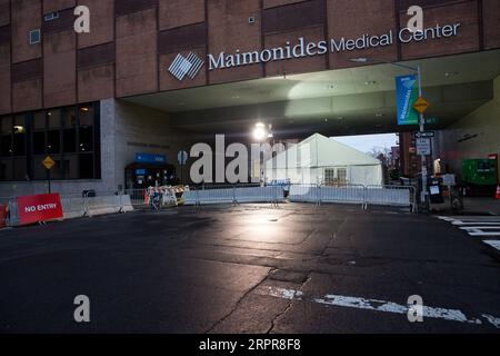 200329 -- NEW YORK, 29 marzo 2020 Xinhua -- foto scattata il 28 marzo 2020 mostra una vista del Maimonides Medical Center a Brooklyn di New York, Stati Uniti. I casi confermati negli Stati Uniti hanno superato i 122.000 a partire da sabato sera, rispetto ai circa 101.600 del giorno precedente, con segnalazioni di oltre 2.000 morti, secondo i dati del Centro per la Scienza e l'Ingegneria dei sistemi della Johns Hopkins University. Foto di Michael Nagle/Xinhua U.S.-NEW YORK-COVID-19-NUMERO DI MORTI PUBLICATIONxNOTxINxCHN Foto Stock