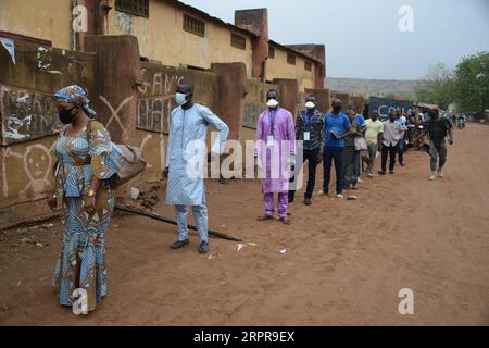 200329 -- BAMAKO, 29 marzo 2020 Xinhua -- gli elettori mantengono una distanza in fila mentre aspettano di lanciare le loro schede elettorali in un collegio elettorale a Bamako, Mali, il 29 marzo 2020. Nonostante la minaccia COVID-19, più di 7 milioni di elettori maliani sono stati chiamati domenica a scegliere i loro 147 membri dell'Assemblea nazionale maliana durante il primo turno delle elezioni legislative in tutto il paese. Foto di Habib Kouyate/Xinhua MALI-BAMAKO-ELEZIONI LEGISLATIVE-PRIMO TURNO PUBLICATIONxNOTxINxCHN Foto Stock