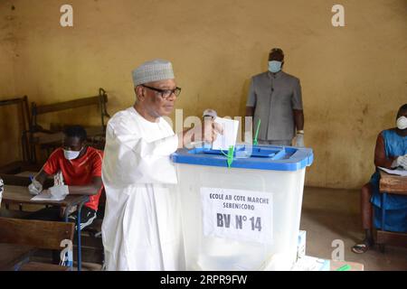 News Bilder des Tages 200329 -- BAMAKO, 29 marzo 2020 Xinhua -- il presidente maliano Ibrahim Boubacar Keita Front pronuncia il suo voto in una sede elettorale a Bamako, Mali, il 29 marzo 2020. Nonostante la minaccia COVID-19, più di 7 milioni di elettori maliani sono stati chiamati domenica a scegliere i loro 147 membri dell'Assemblea nazionale maliana durante il primo turno delle elezioni legislative in tutto il paese. Foto di Habib Kouyate/Xinhua MALI-BAMAKO-ELEZIONI LEGISLATIVE-PRIMO TURNO PUBLICATIONxNOTxINxCHN Foto Stock