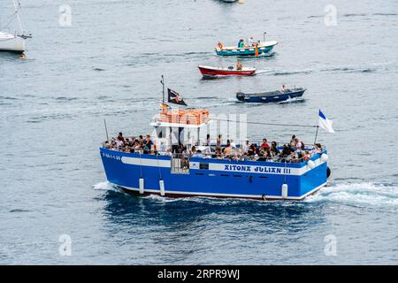 San Sebastian, Spagna - 8 luglio 2023: Traghetto turistico per l'isola di Santa Clara nella baia di la Concha. Nave Aitona Julian Foto Stock