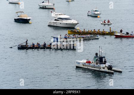 San Sebastián, Spagna - 8 luglio 2023: Regata di barche a remi Trainera nella baia di la Concha a San Sebastián durante Eusko Label e Euskotren 2023 lea Foto Stock